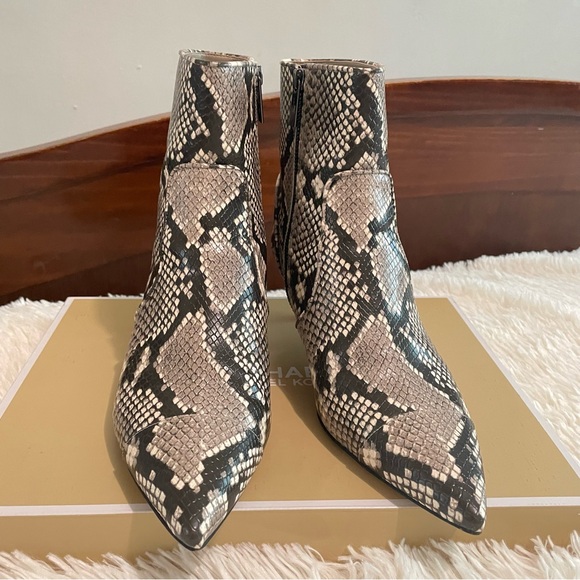 NEW Michael Kors Kadence Kitten Bootie EMB Faux Leather Color Sand Size 6 Box. - Picture 14 of 17